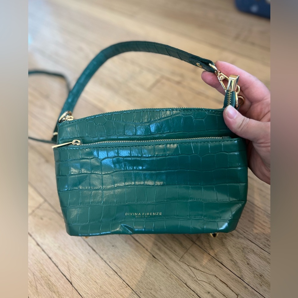 Divina Firenze Green faux leather purse with gold detailing